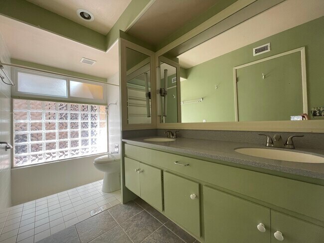 Foto del edificio - 7 Cypress Tree Ln