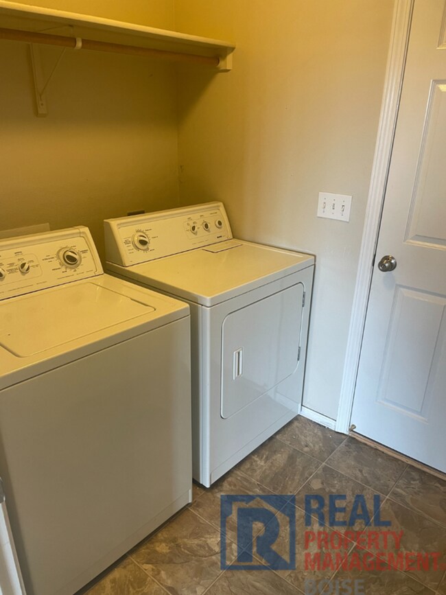 Foto del edificio - Traditional Two Story In SW Boise!