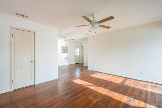 Foto del edificio - 2145 Sharon Dr