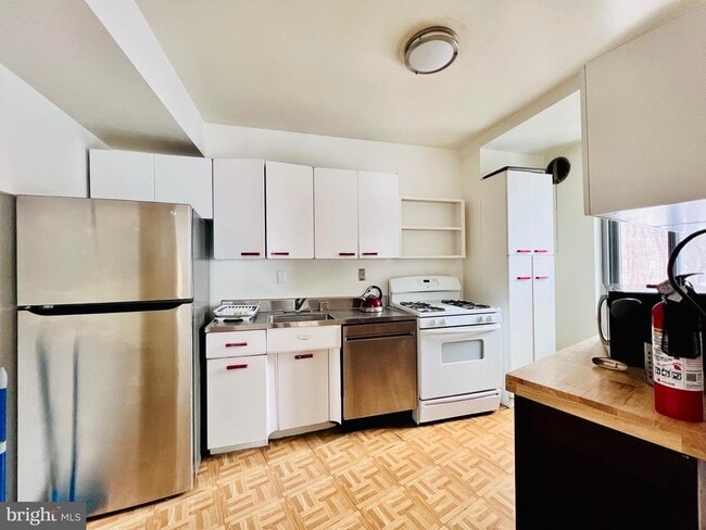 Building Photo - 4200 Cathedral Ave NW