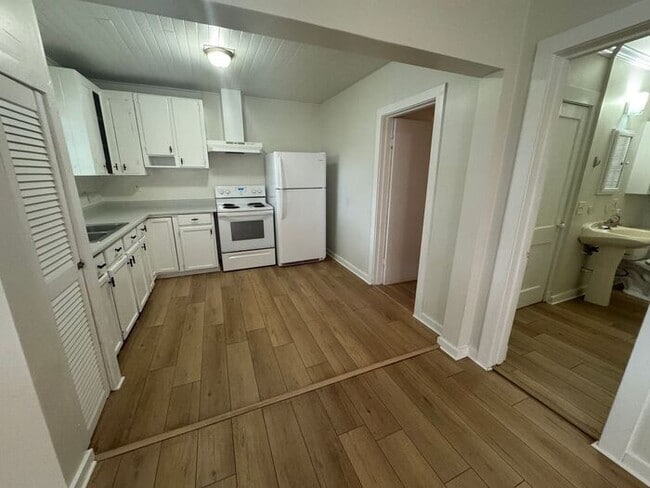 Building Photo - Downtown Pensacola - 2 bedroom, 1 bathroom