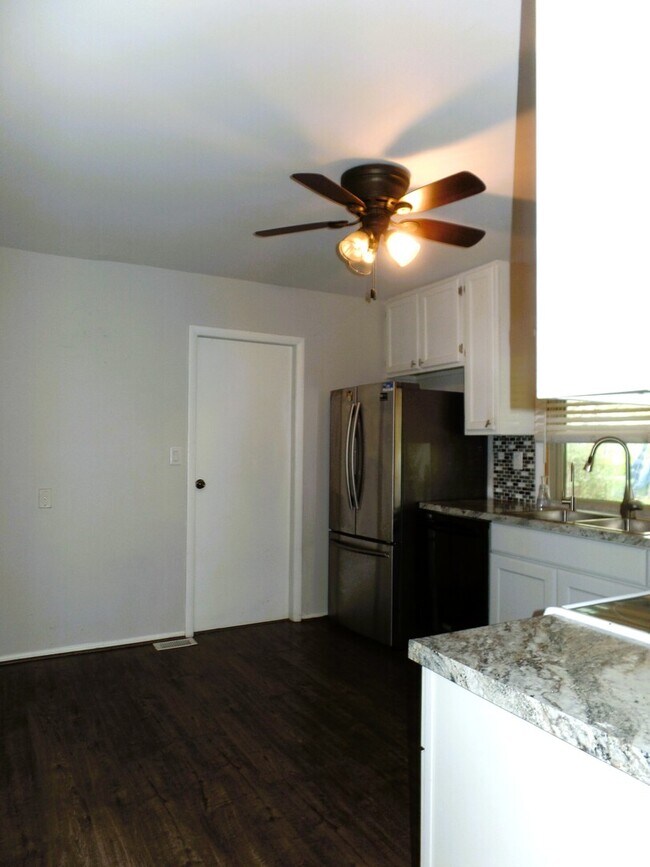 Foto del edificio - 5910 Bradley Ct N