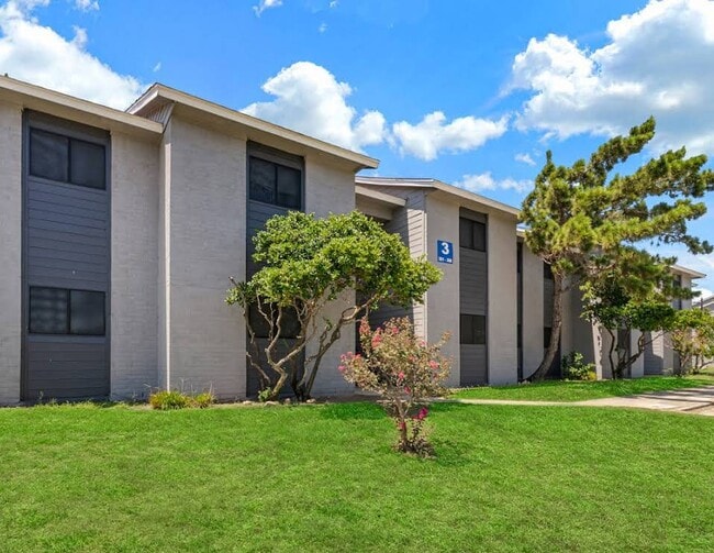 Building Photo - Devine Place Apartments