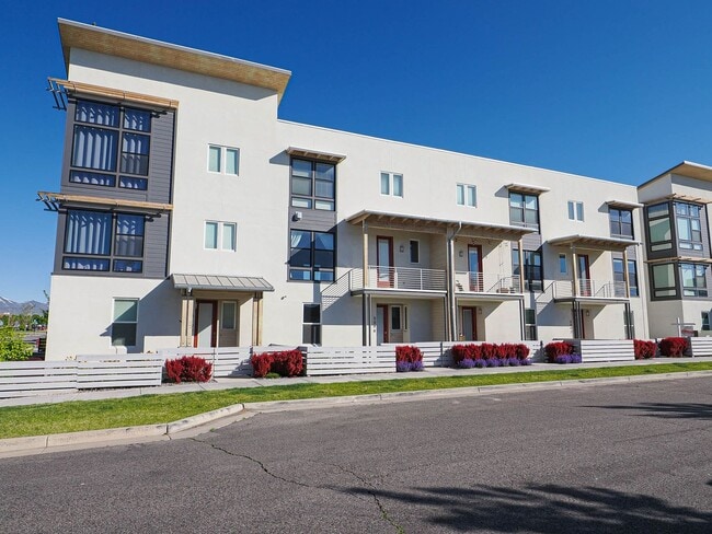 Building Photo - 3 Bedroom, 2.5 Bathroom in South Jordan