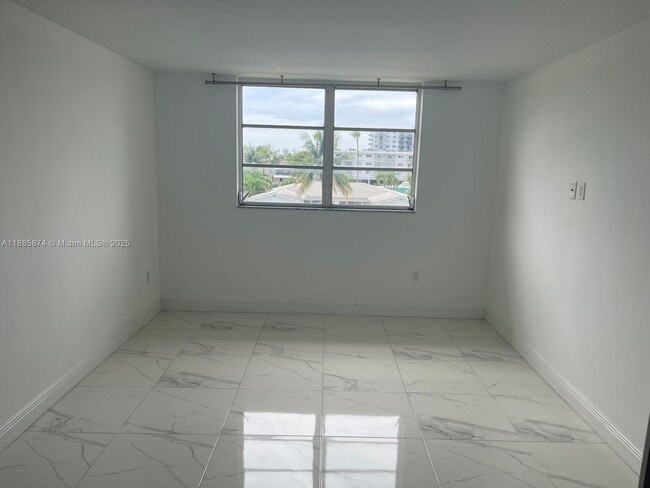 Foto del edificio - 3750 NE 169th St