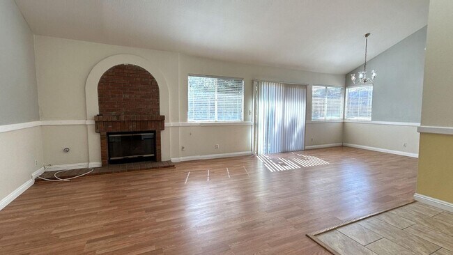Building Photo - 2 Bedroom 2 Bath w/ Bonus Room Located in ...