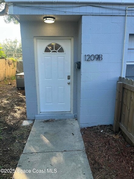 Building Photo - 1209 Tropic St