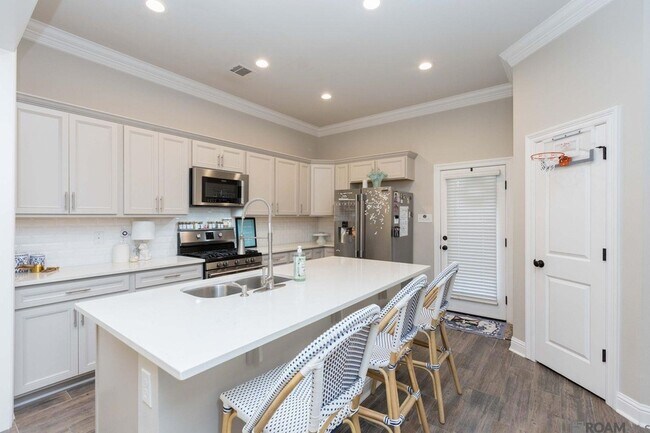 Foto del edificio - 6211 Lake Edge Dr