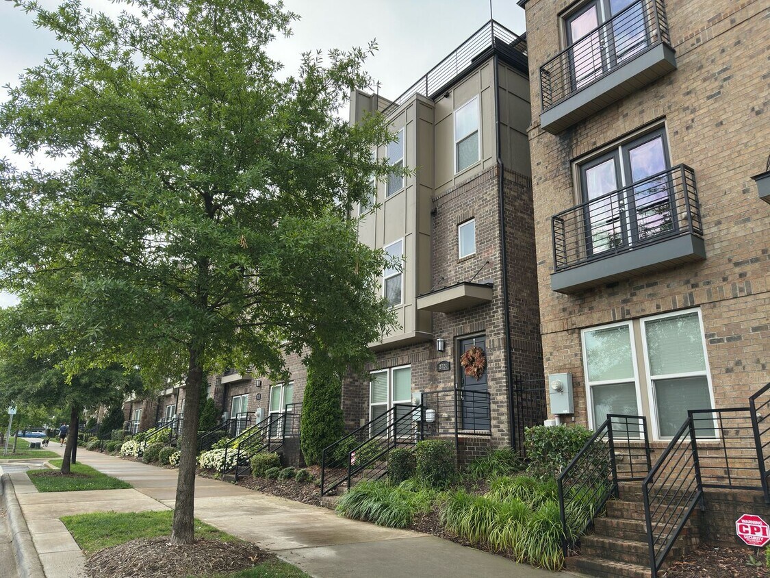 Building Photo - Stunning Townhome With Skyline Views!