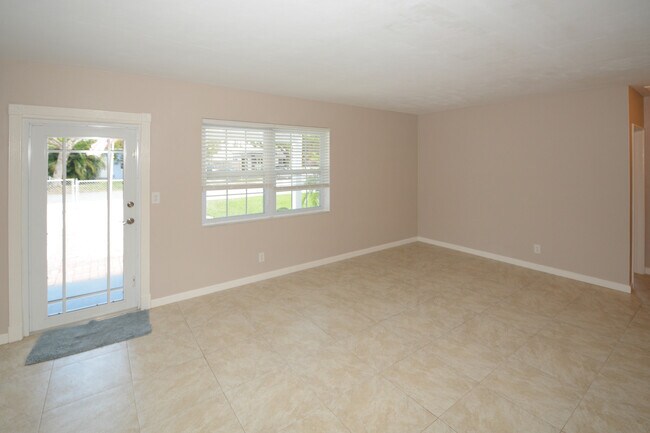 Building Photo - READY FOR A NEW TENANT - EXCELLENT PRIVATE...