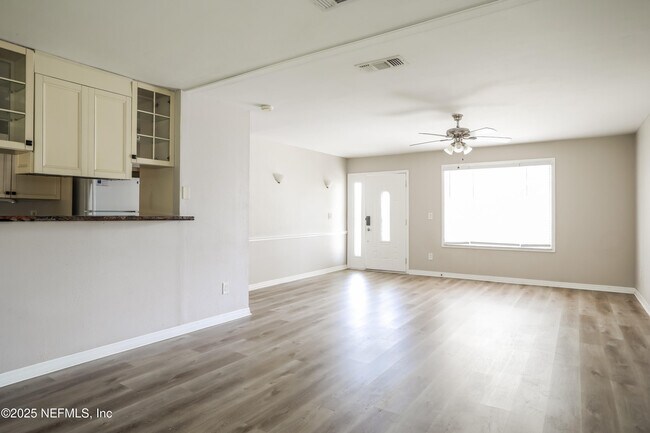 Foto del edificio - 2412 Stonehaven Ct W