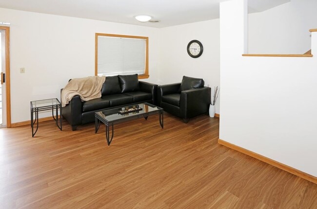 Foto del edificio - 208 N Harvey St