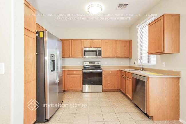 Building Photo - 810 E Nardini St