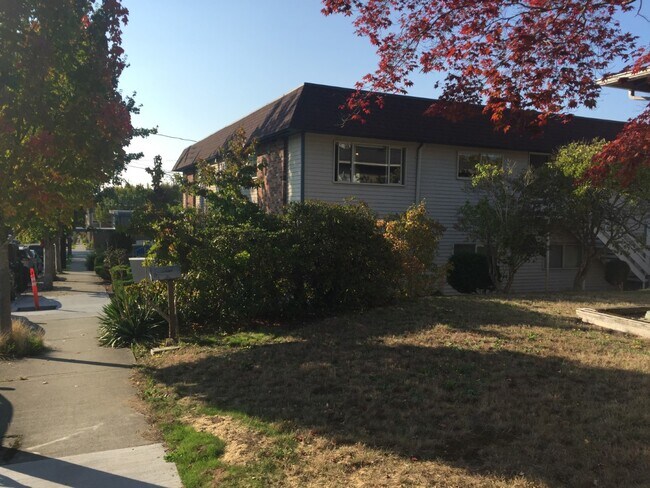 Top Corner Unit - 617 Dayton St