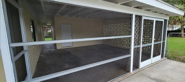 Foto del edificio - 2483 Lakeshore Cir