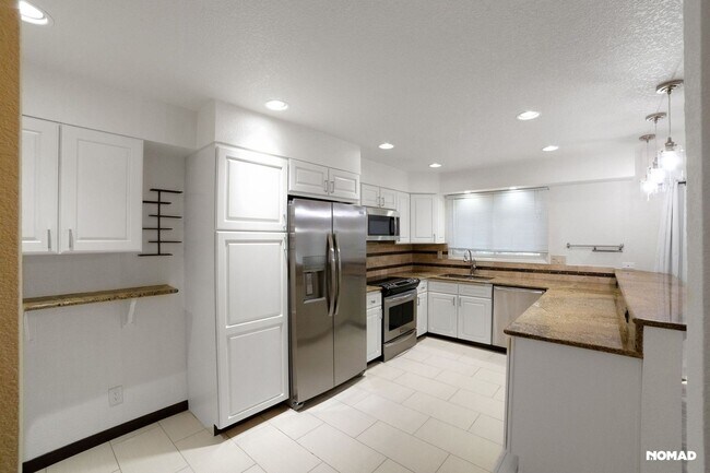 Foto del edificio - Spacious 4BR Condo in Evergreen