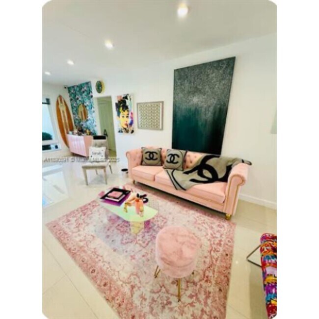 Foto del edificio - 9240 Byron Ave