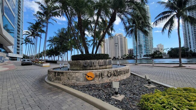 Foto del edificio - 325 S Biscayne Blvd