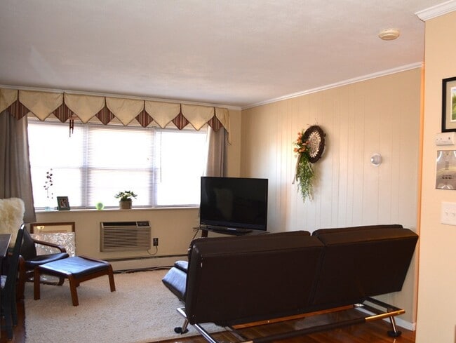 Building Photo - 7 Cass St