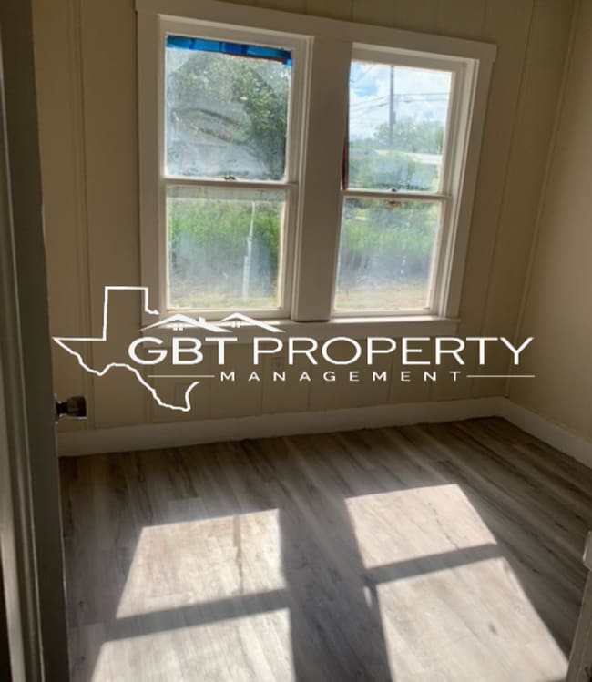 Building Photo - Single Family Home, Newly Renovated!