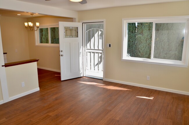 Front Door/Family Room - 3164 Juniper St