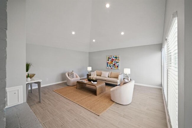 Building Photo - 11422 Lakeside Pl Dr