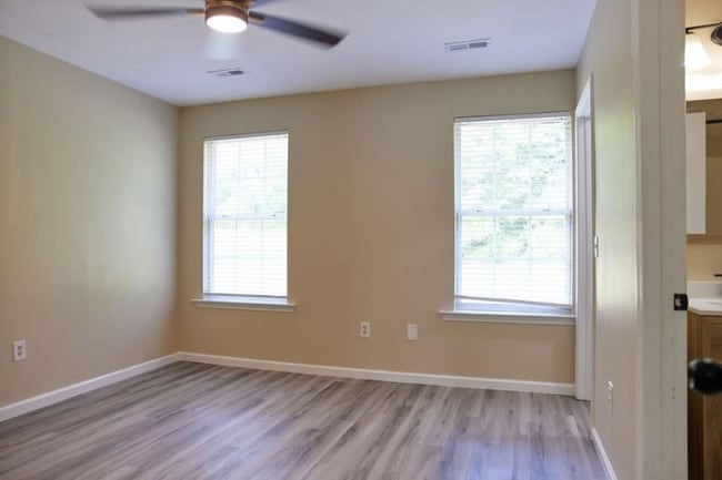 Foto del edificio - 111 Lora Ln