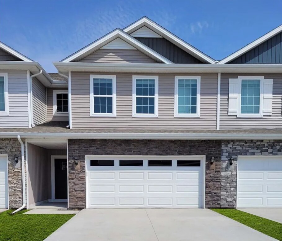 1037 Maywood Ln, Waukee, IA 50263 Townhome Rentals in Waukee IA