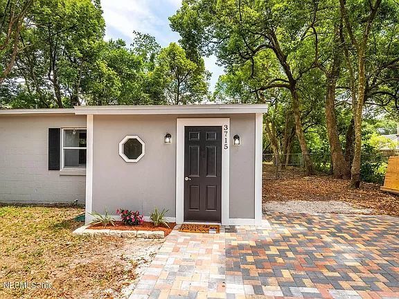 Primary Photo - Amazing Homes