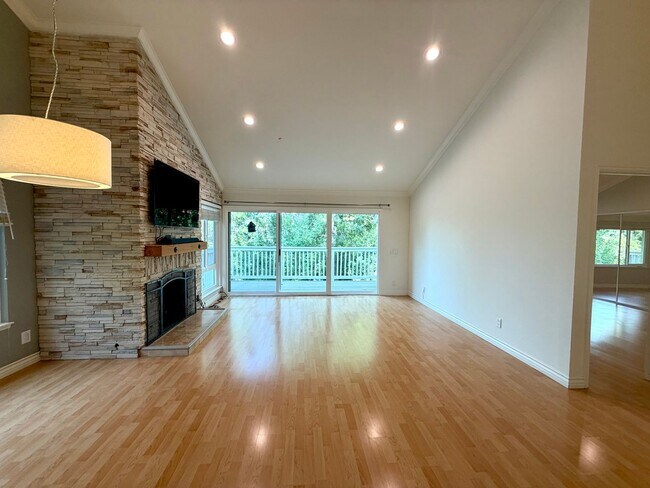Foto del edificio - 5708 Camelia Ln