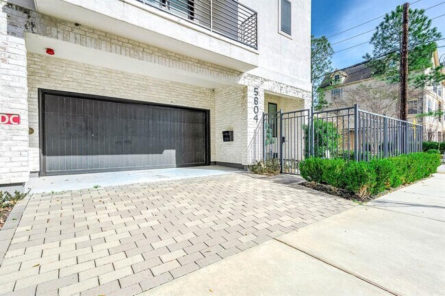 Building Photo - 5604 Venice St