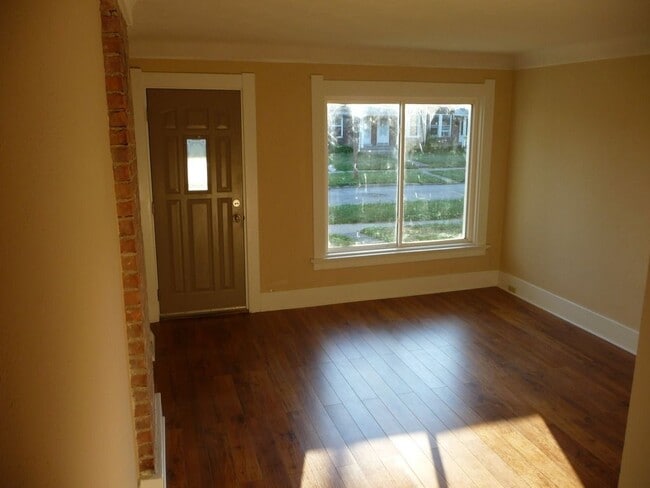 Family room - 183 Maple St