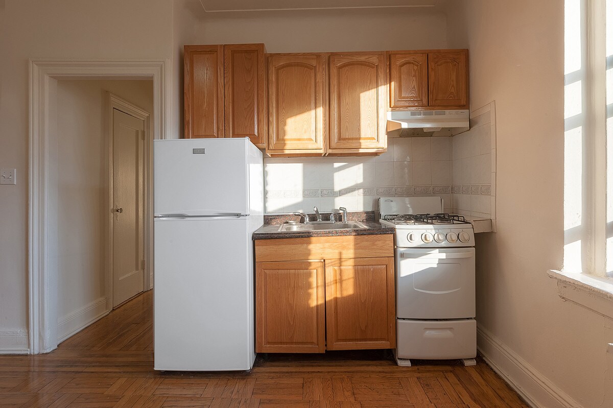 Primary Photo - 61-40 Saunders St