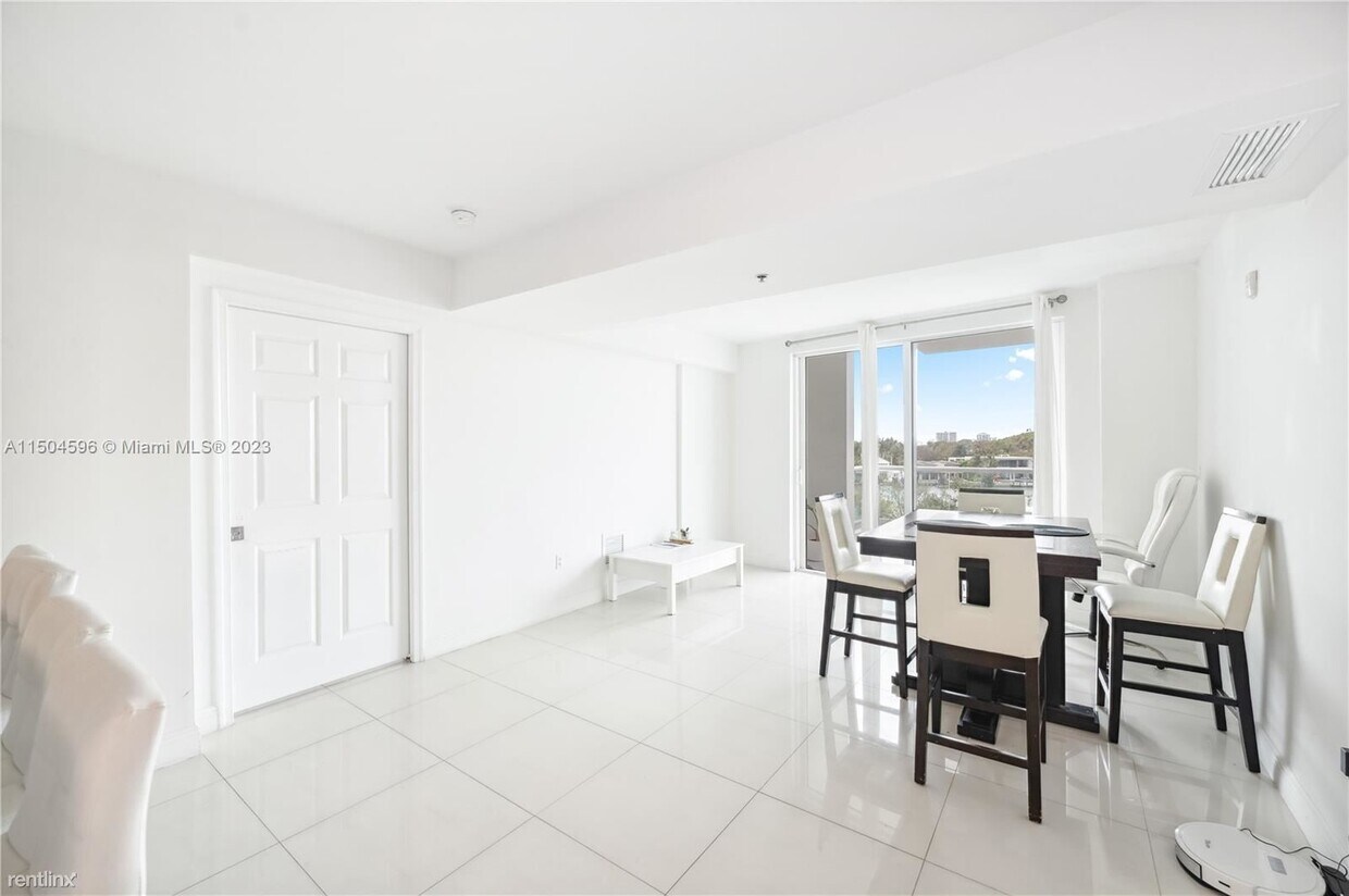 Foto principal - 2 br, 2 bath Condo - 6362 Collins Avenue, ...