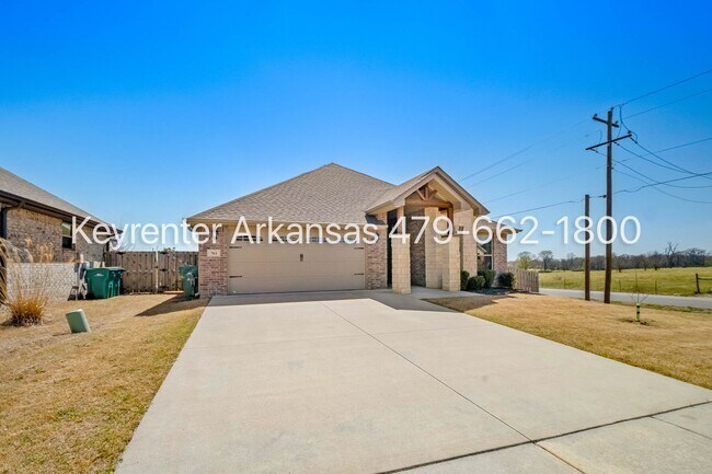 Foto del edificio - Gorgeous 4-Bedroom Home with Stainless Appliances & Pond View