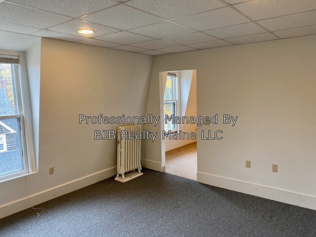 Building Photo - 596 Preble St