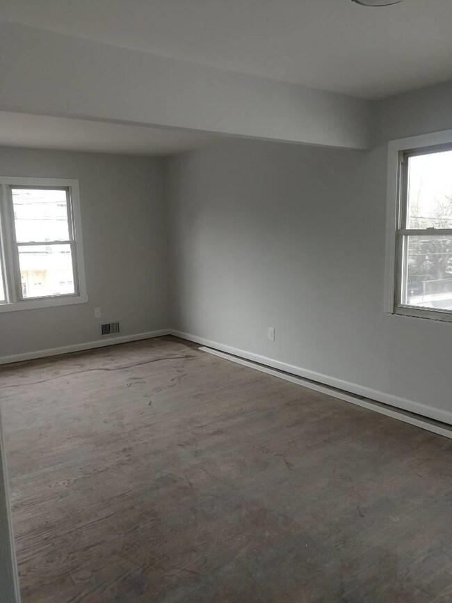 Building Photo - 367 Bradley Ave