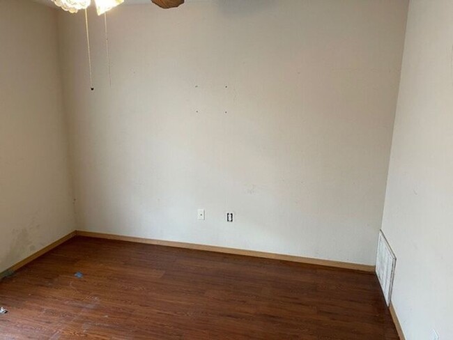 Building Photo - 311 Vista Ct