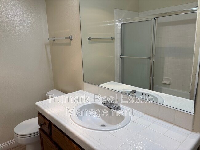 Foto del edificio - 2421 Montrose Ave