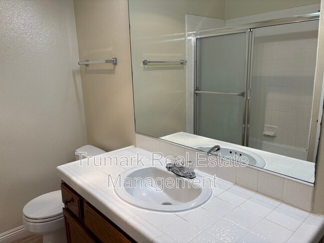 Building Photo - 2421 Montrose Ave