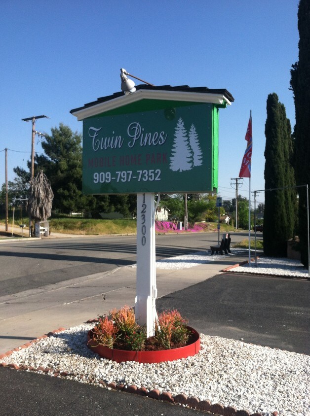 Twin Pines Mobile Home Park Apartments Yucaipa, CA