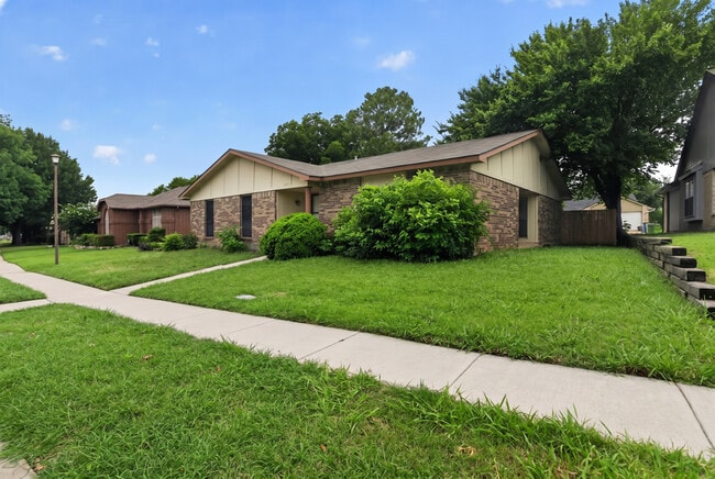 Building Photo - 3104 Canterbury Ln