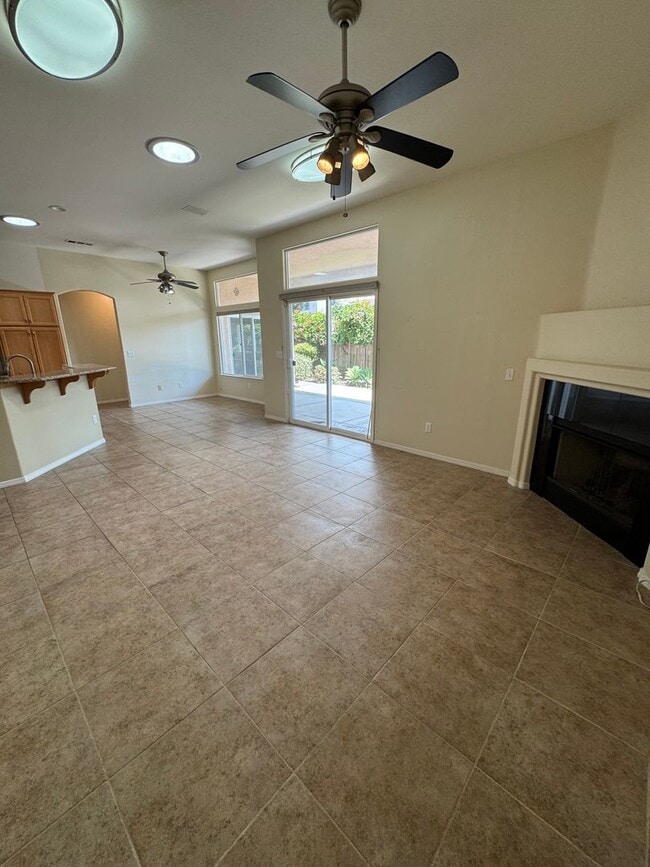 Foto del edificio - 4 Bed 2 Bath Charming and Well-Cared-For H...