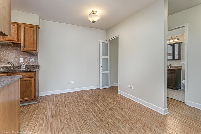 Building Photo - 10540 Ridgeland Ave