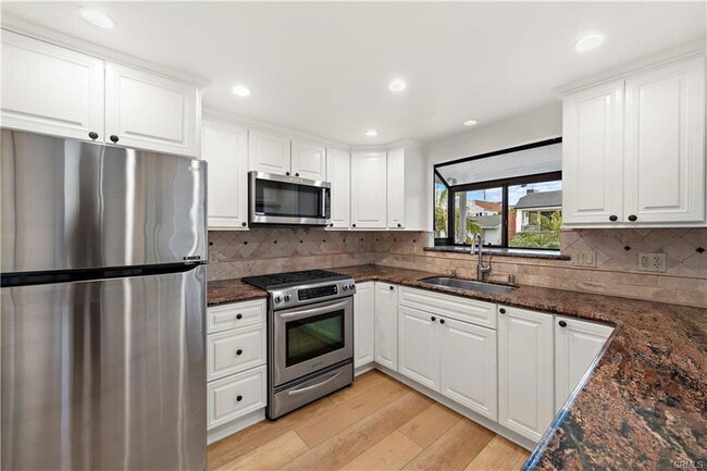 Building Photo - 405 Heliotrope Ave