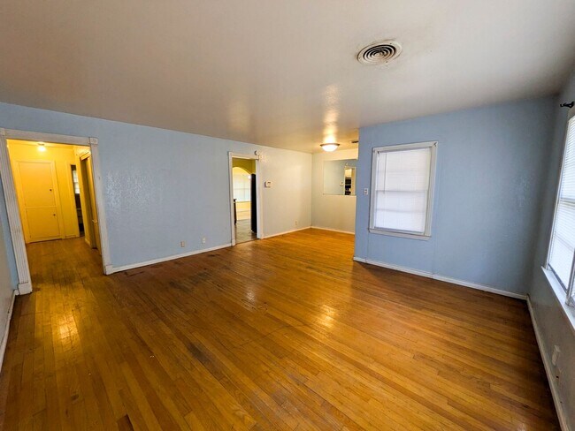 Building Photo - 2307 McKee Dr
