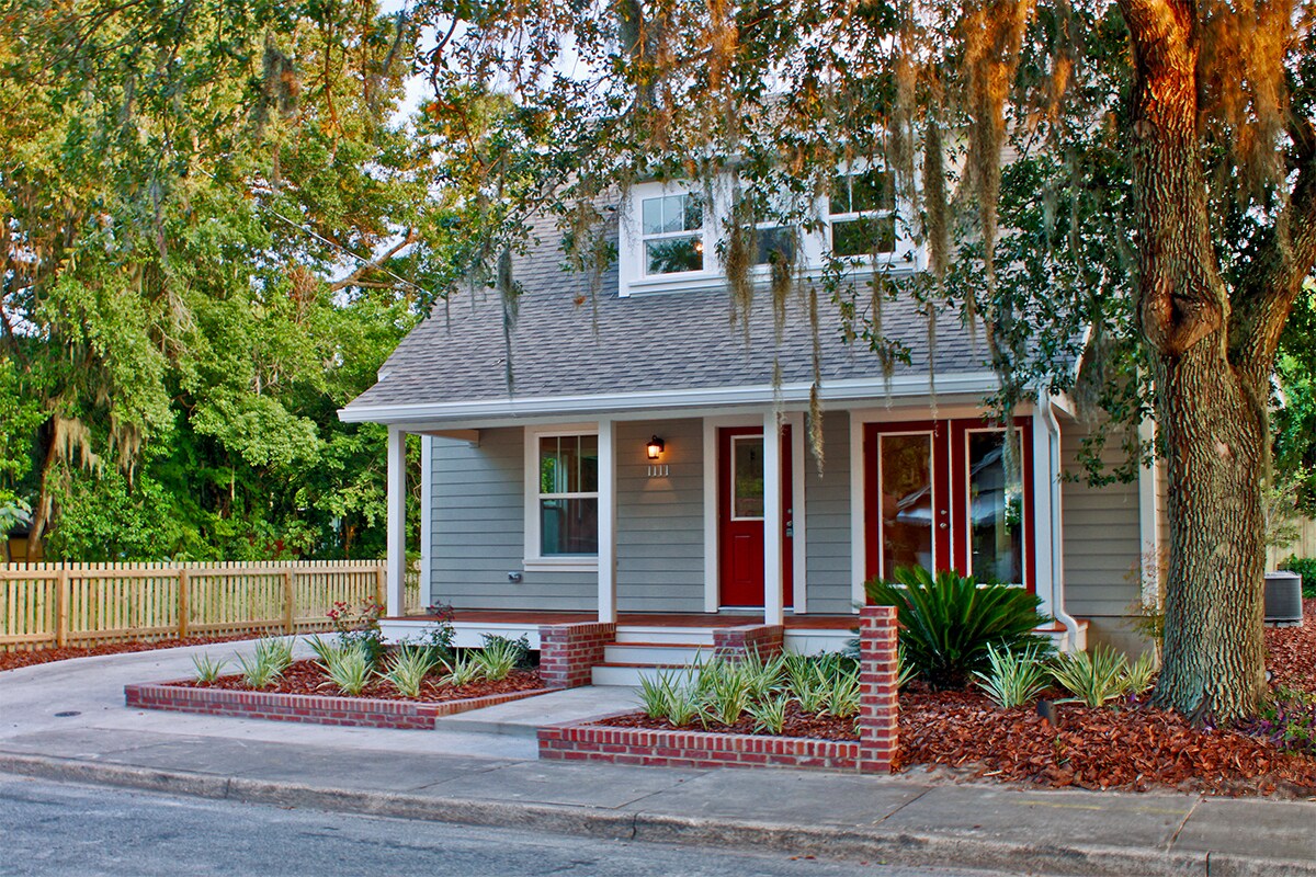 Primary Photo - Luxury 4 Bedroom, 4 Bathroom Cottage in Fi...