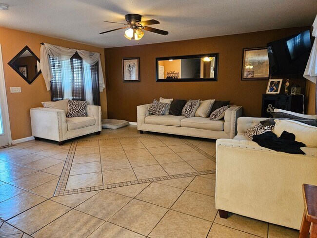 Building Photo - Spacious two story home with finished base...