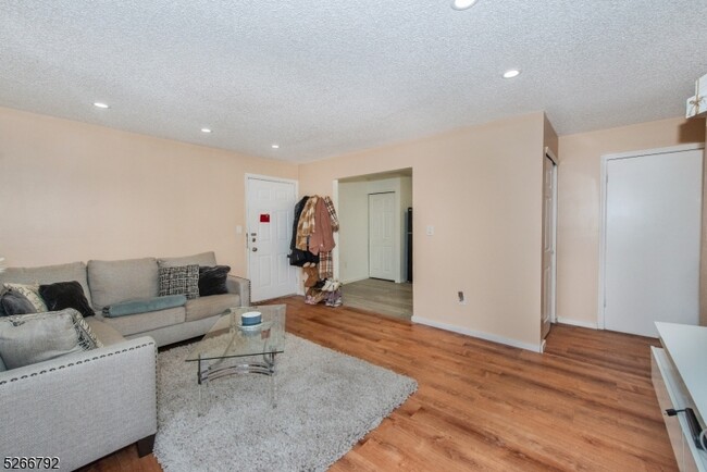 Building Photo - 76 Brighton Way