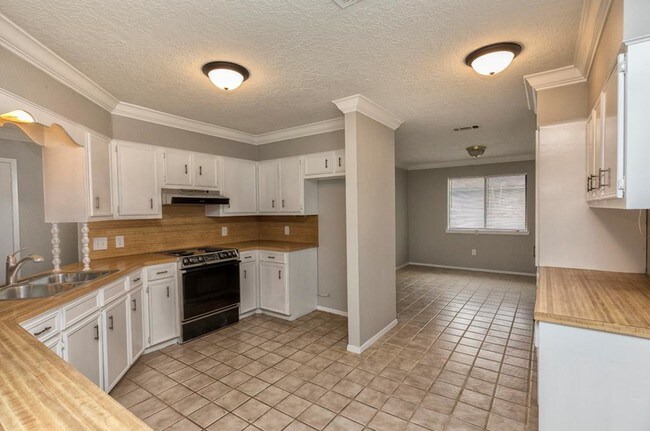 Building Photo - 4625 Folsom Dr